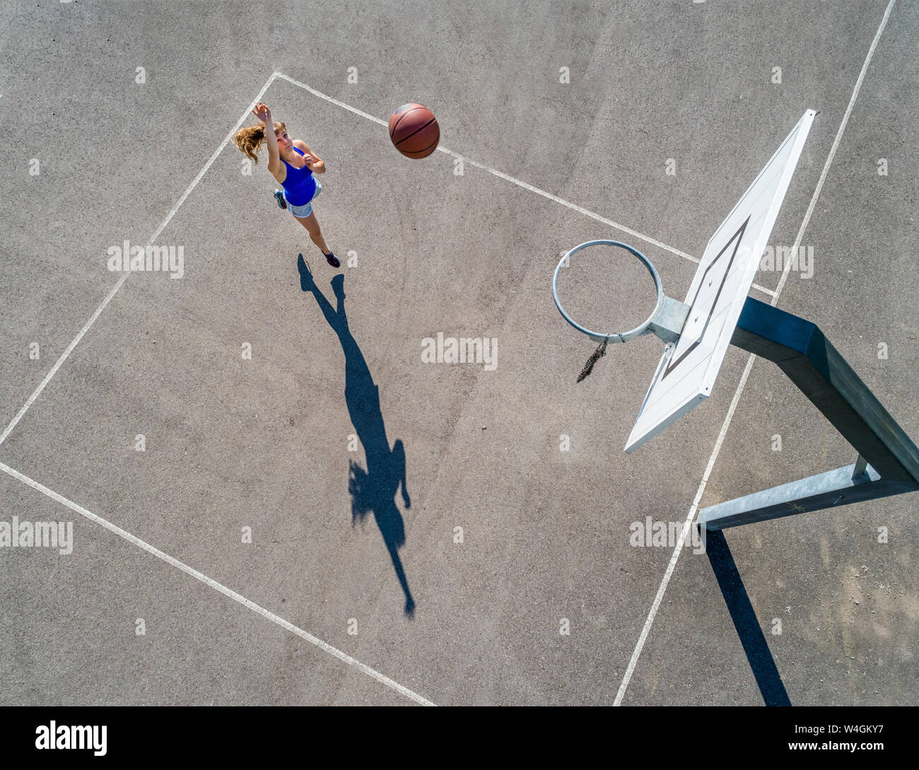 Vue aérienne de jeune femme jouant au basket-ball Banque D'Images