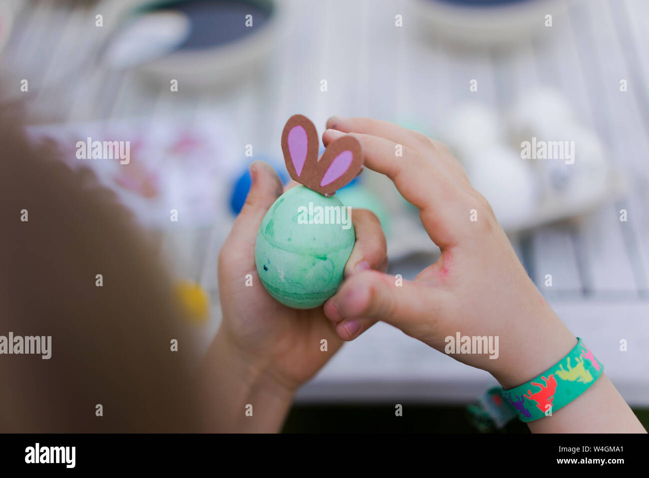 Close-up of girl holding dyed easter egg Banque D'Images