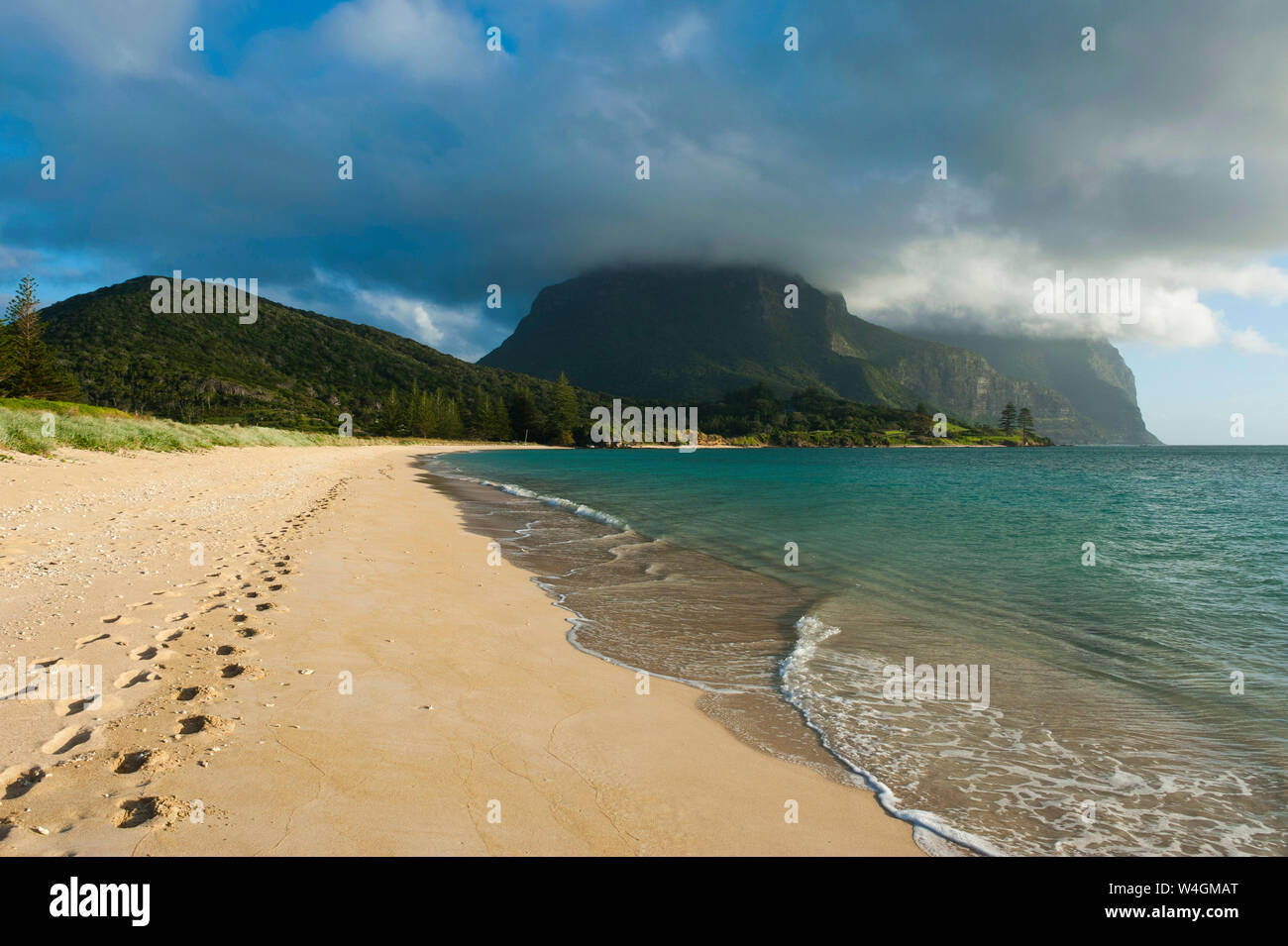 Plage déserte avec le Mont Lidgbird et le Mont Gower en arrière-plan sur l'île Lord Howe, New South Wales, Australie Banque D'Images