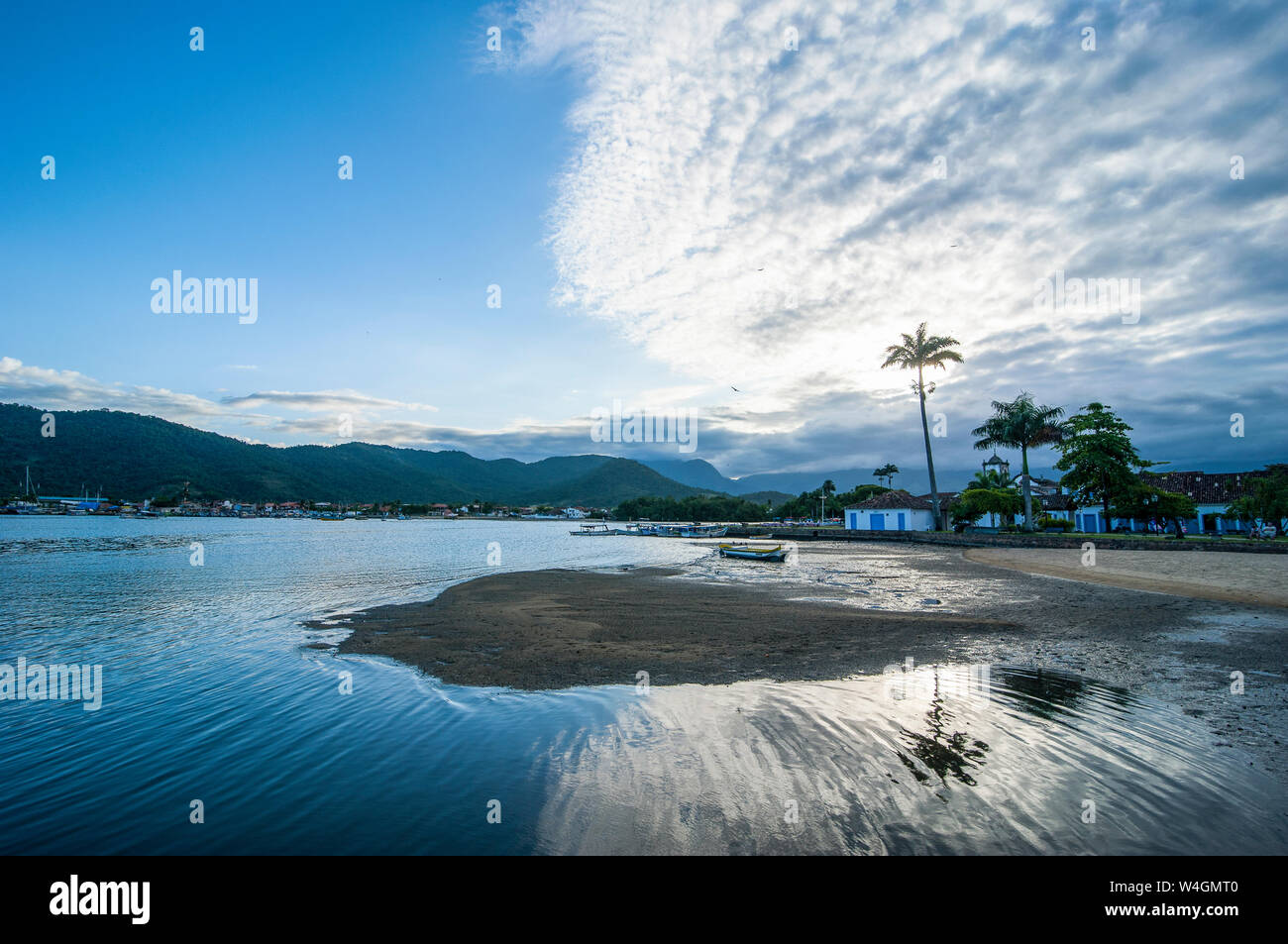 Moody sky au front de mer de Paraty, Rio de Janeiro, Brésil Banque D'Images