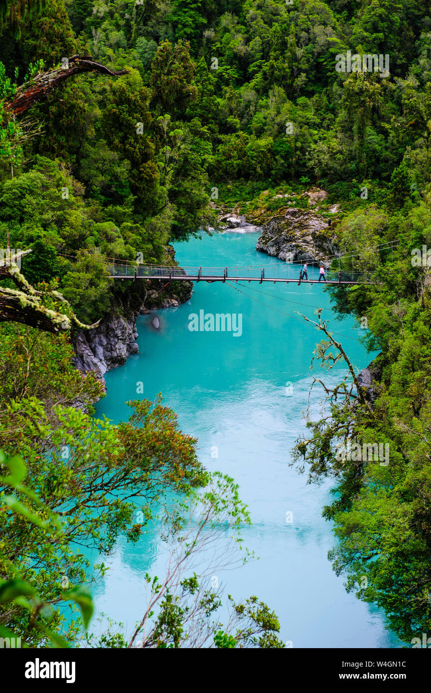 Swinging bridge au-dessus de l'eau turquoise dans les gorges de Hokitika, île du Sud, Nouvelle-Zélande Banque D'Images