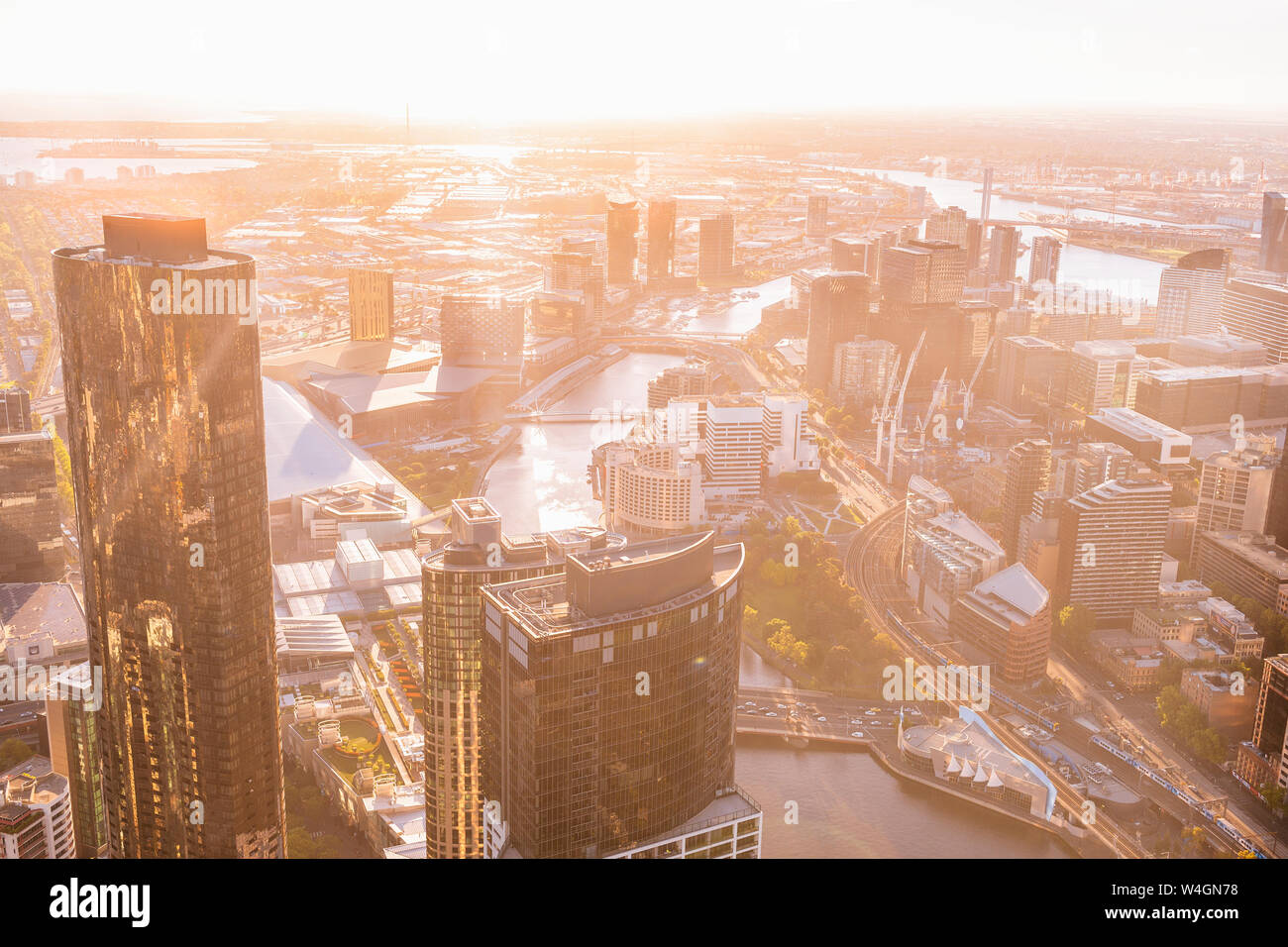 Paysage urbain de Melbourne avec la rivière Yarra au coucher du soleil, Victoria, Australie Banque D'Images