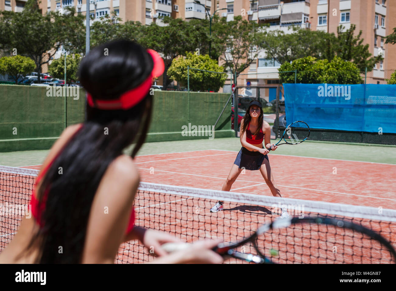 Les joueurs de tennis féminin de la fenaison une correspondance sur cour Banque D'Images