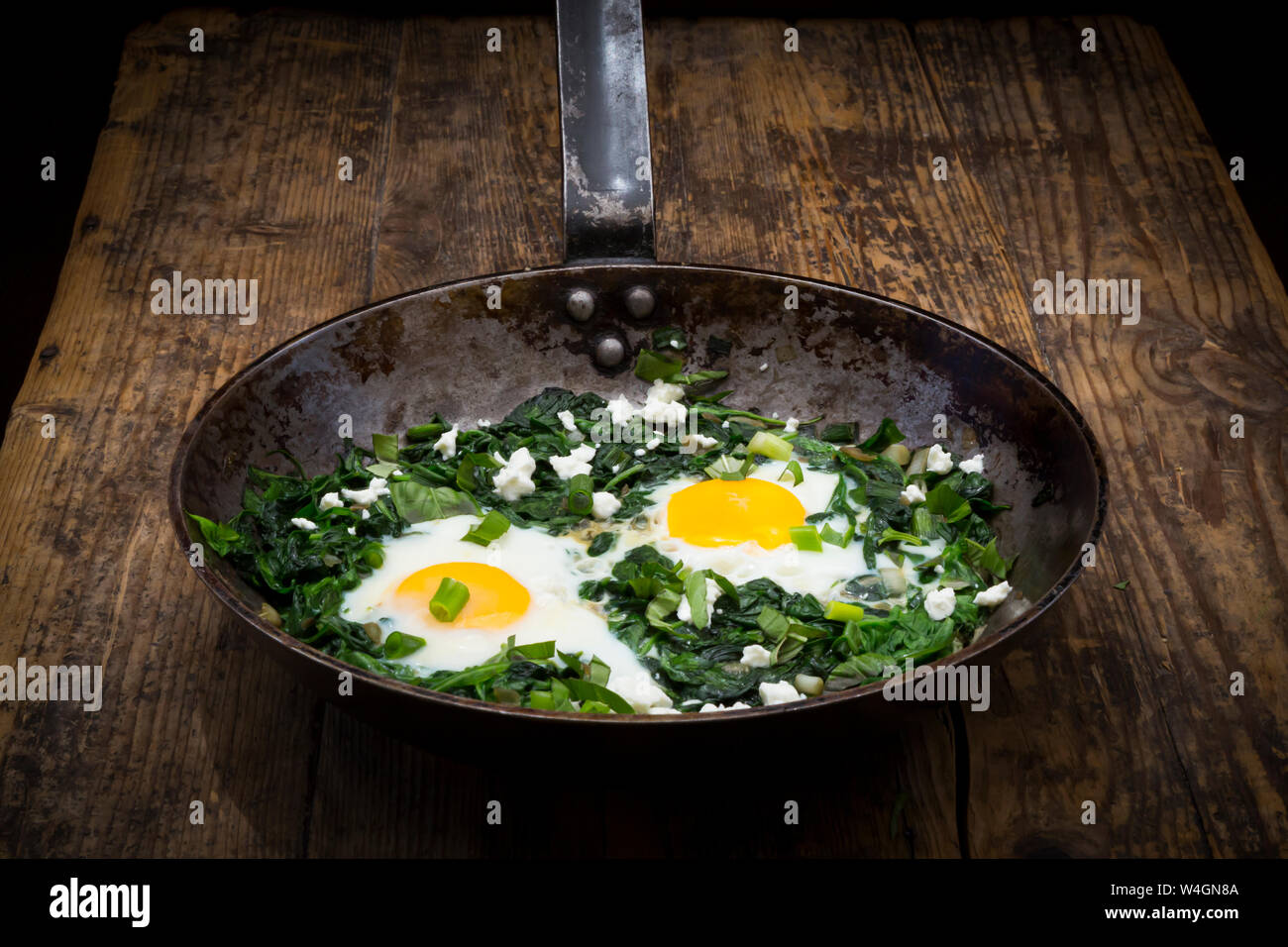 Shakshouka Vert Avec Bebe Epinards Blettes Oignons De Printemps Et De Basilic Dans Une Casserole Photo Stock Alamy