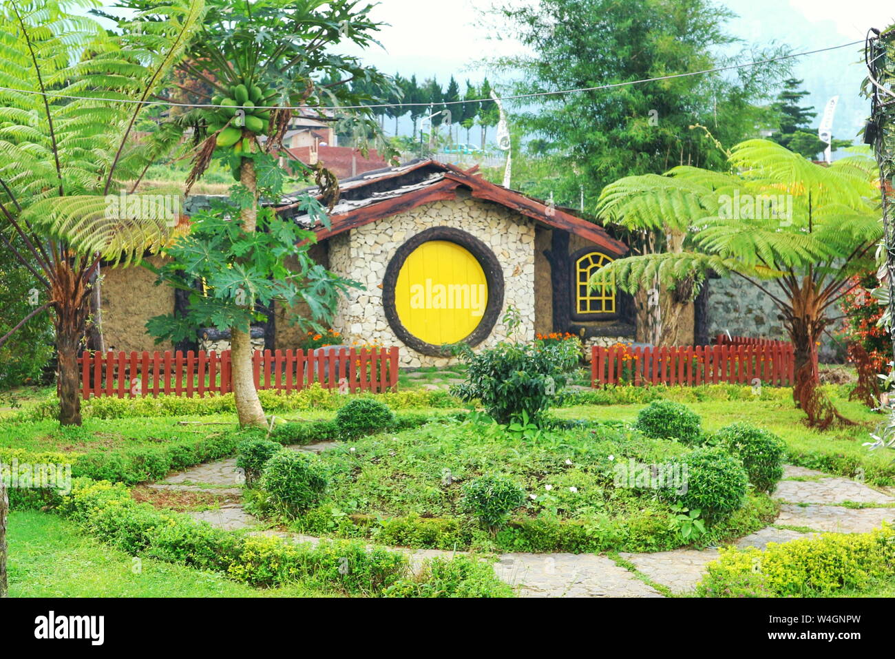 Maison de Hobbit dans un mini-jardin, en Indonésie. Banque D'Images