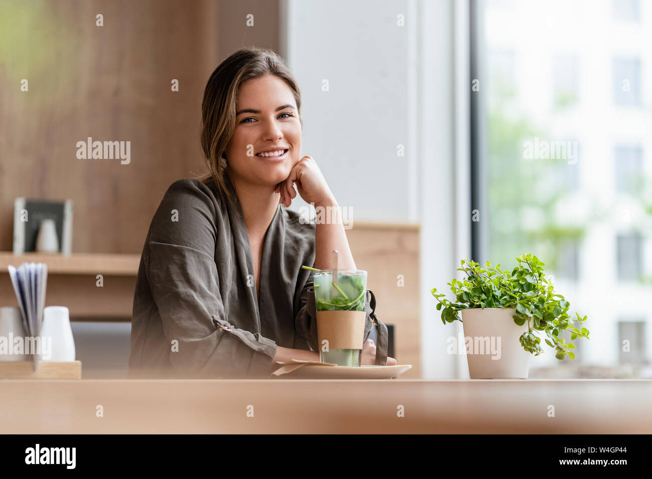 Young businesswoman in a cafe Banque D'Images