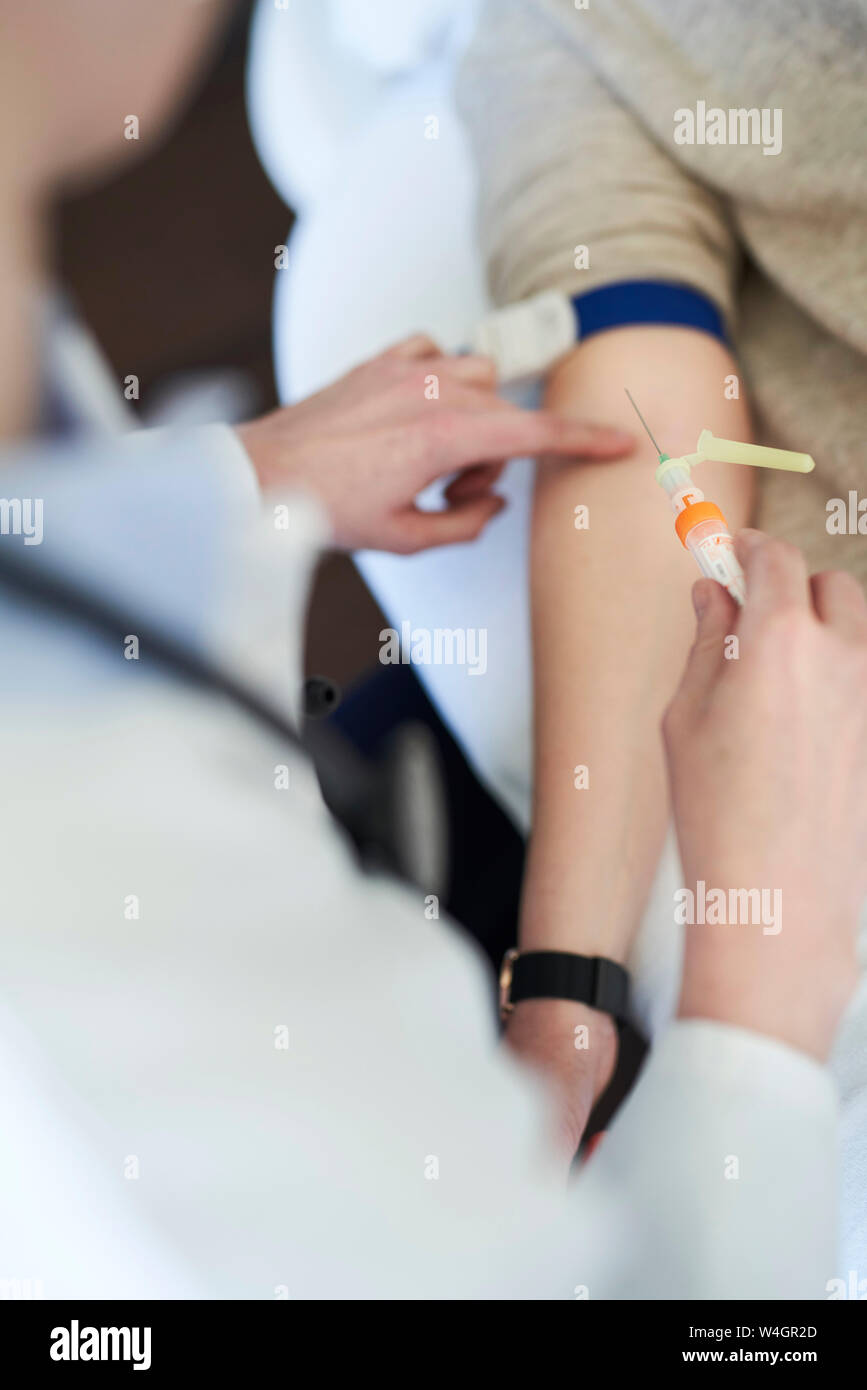 Close-up du médecin de prendre un échantillon de sang d'un patient dans la pratique médicale Banque D'Images