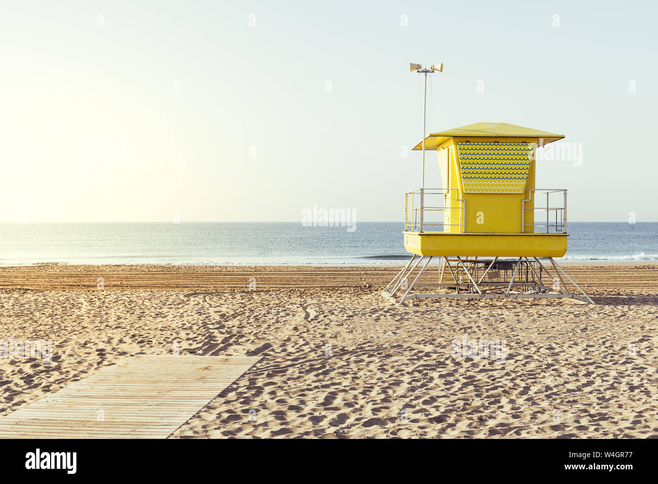 Scène d'été avec un sauveteur jaune coloré maison sur la plage, au coucher du soleil avec ciel propre à l'arrière-plan, l'espace de copie pour le texte Banque D'Images