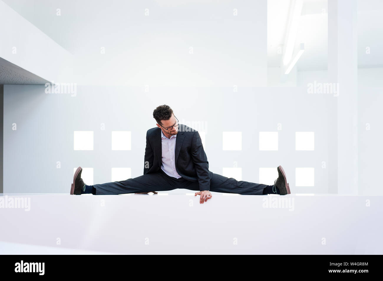 Businessman leaning on desk in office de réception Banque D'Images