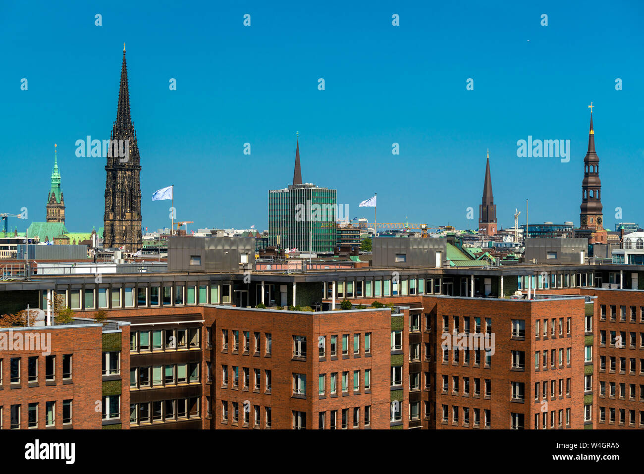 Vue urbaine avec mémoire de Saint Nikolai vu de Elbphilharmonie, Hambourg, Allemagne Banque D'Images