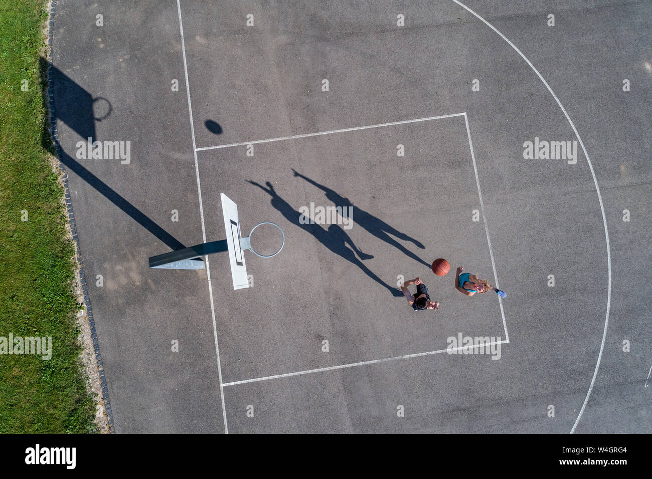 Jeune homme et femme jouant au basket-ball, vue aérienne Banque D'Images