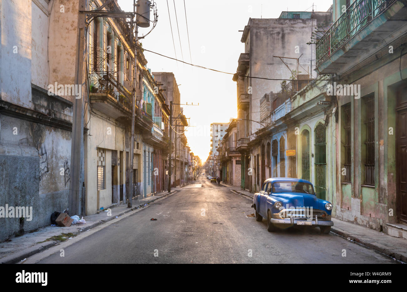 Garé la voiture vintage bleu sur la rue vide au crépuscule du soir, La Havane, Cuba Banque D'Images