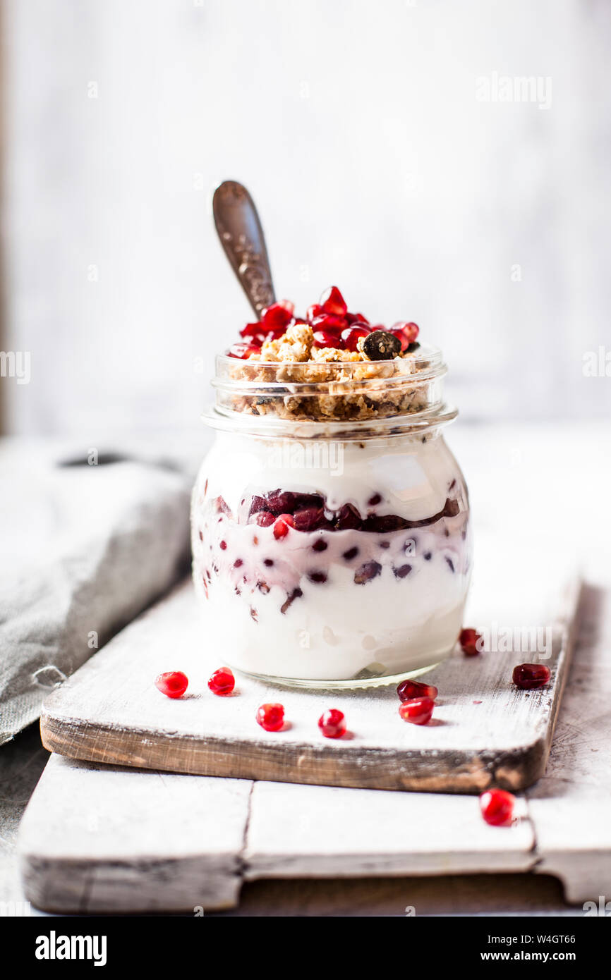 Le petit-déjeuner avec granola granola, yogourt et de graines de grenade Banque D'Images