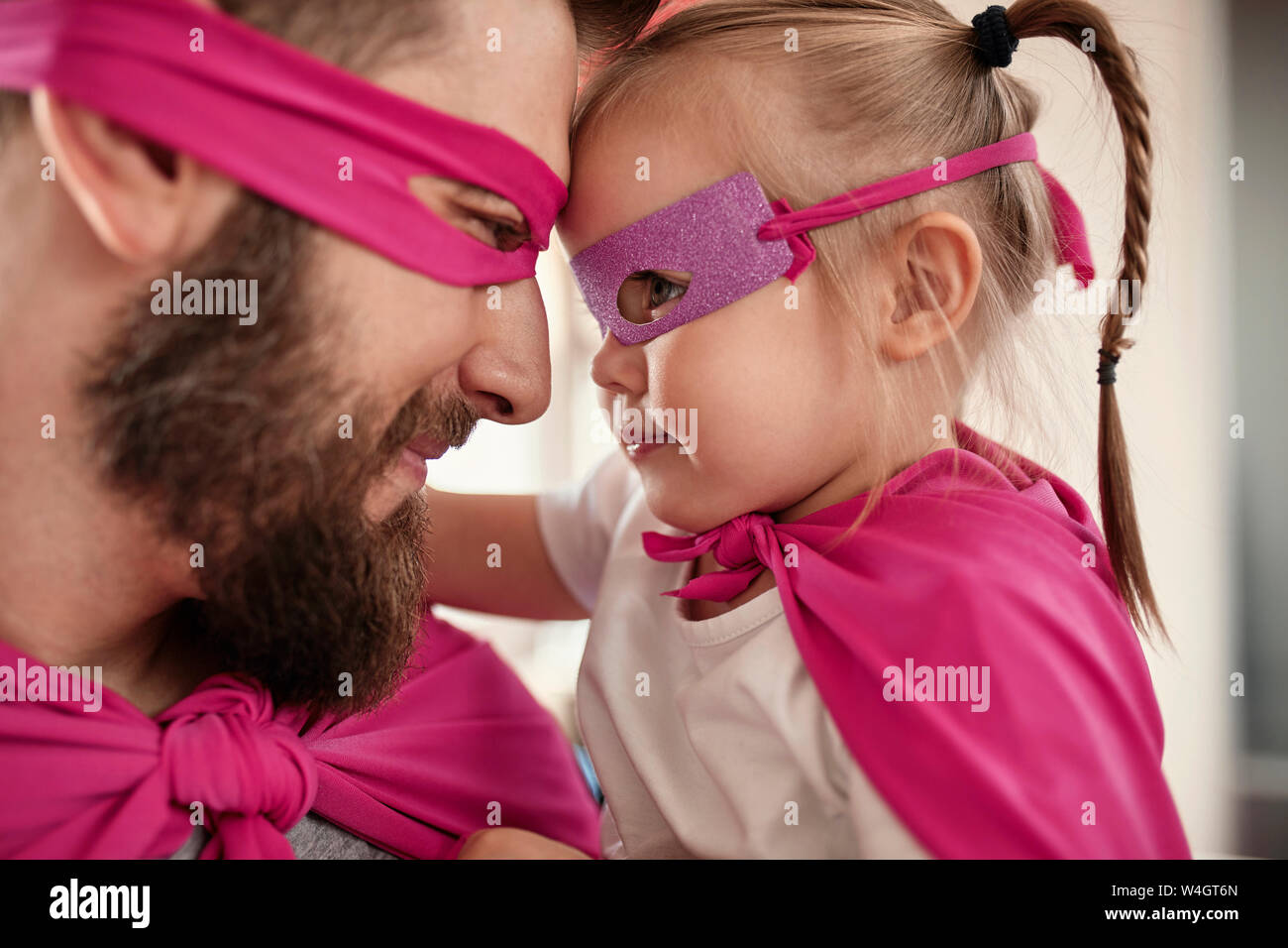 Père et fille jouer super héros et super Banque D'Images