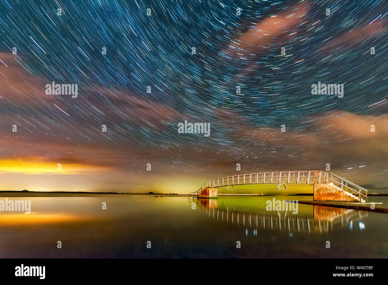 Star Trails et Aurora Borealis derrière Belhaven Bridge, Dunbar, East Lothian, Scotland Banque D'Images