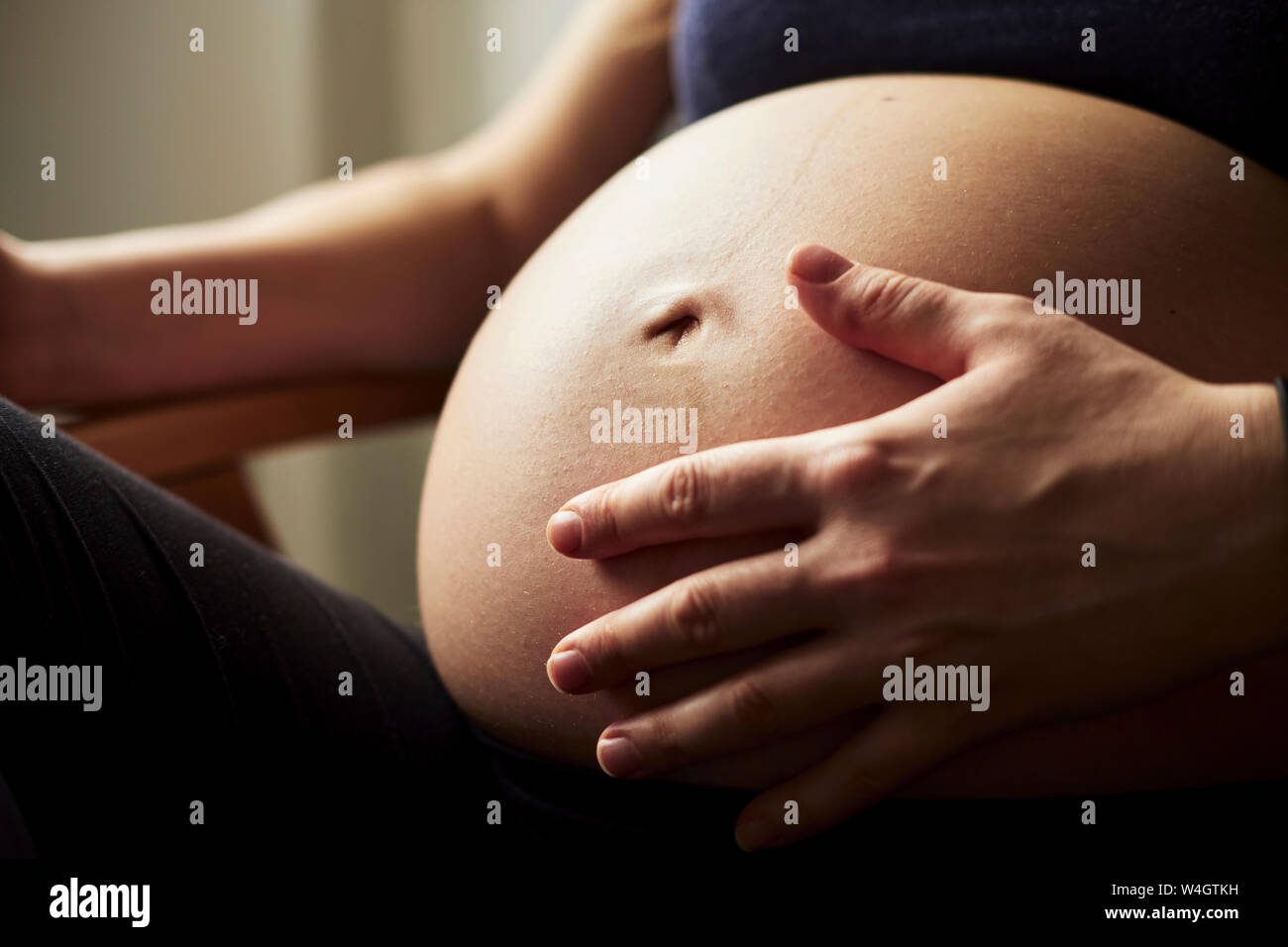 Femme Enceinte Main Sur Le Ventre De Bebe Photo Stock Alamy Femme Enceinte Main Sur Le Ventre De Bebe Photo Stock Alamy