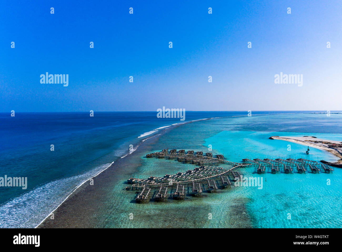 Vue aérienne du site de construction, bungalows sur l'eau, South Male Atoll, Maldives Banque D'Images