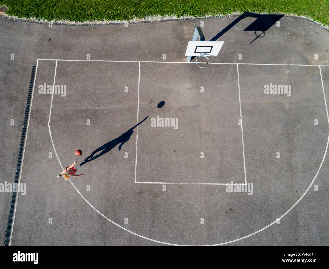 Vue aérienne de jeune femme jouant au basket-ball Banque D'Images