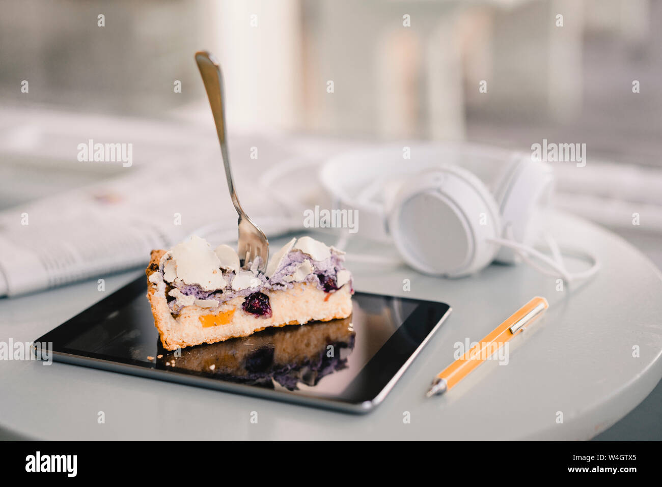 Morceau De Gateau Sur Une Tablette Numerique Photo Stock Alamy