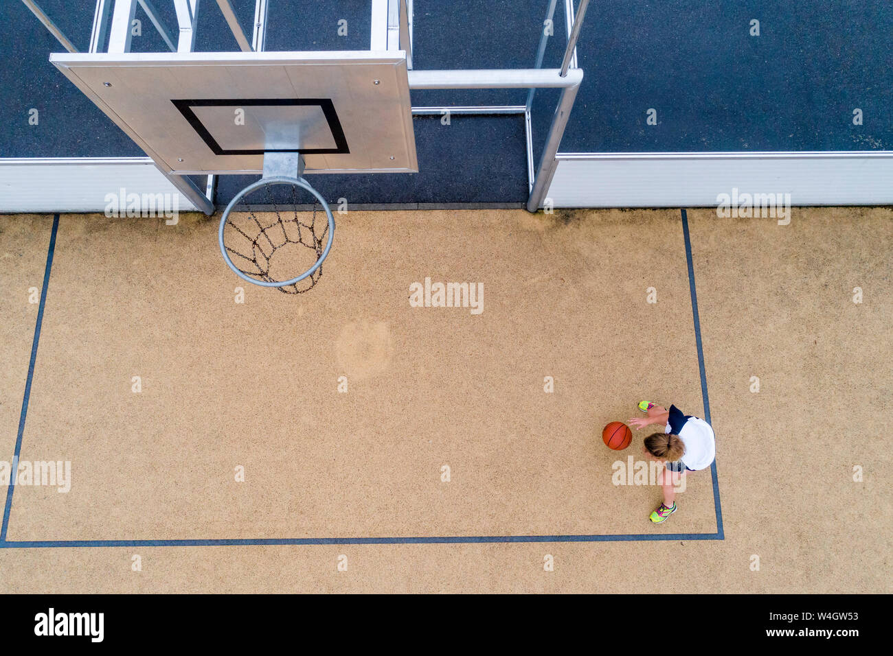 Jeune femme jouant au basket-ball, vue du dessus Banque D'Images
