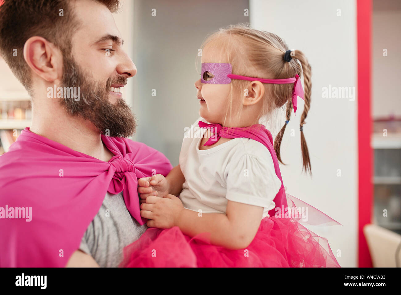Père et fille jouer super héros et super Banque D'Images