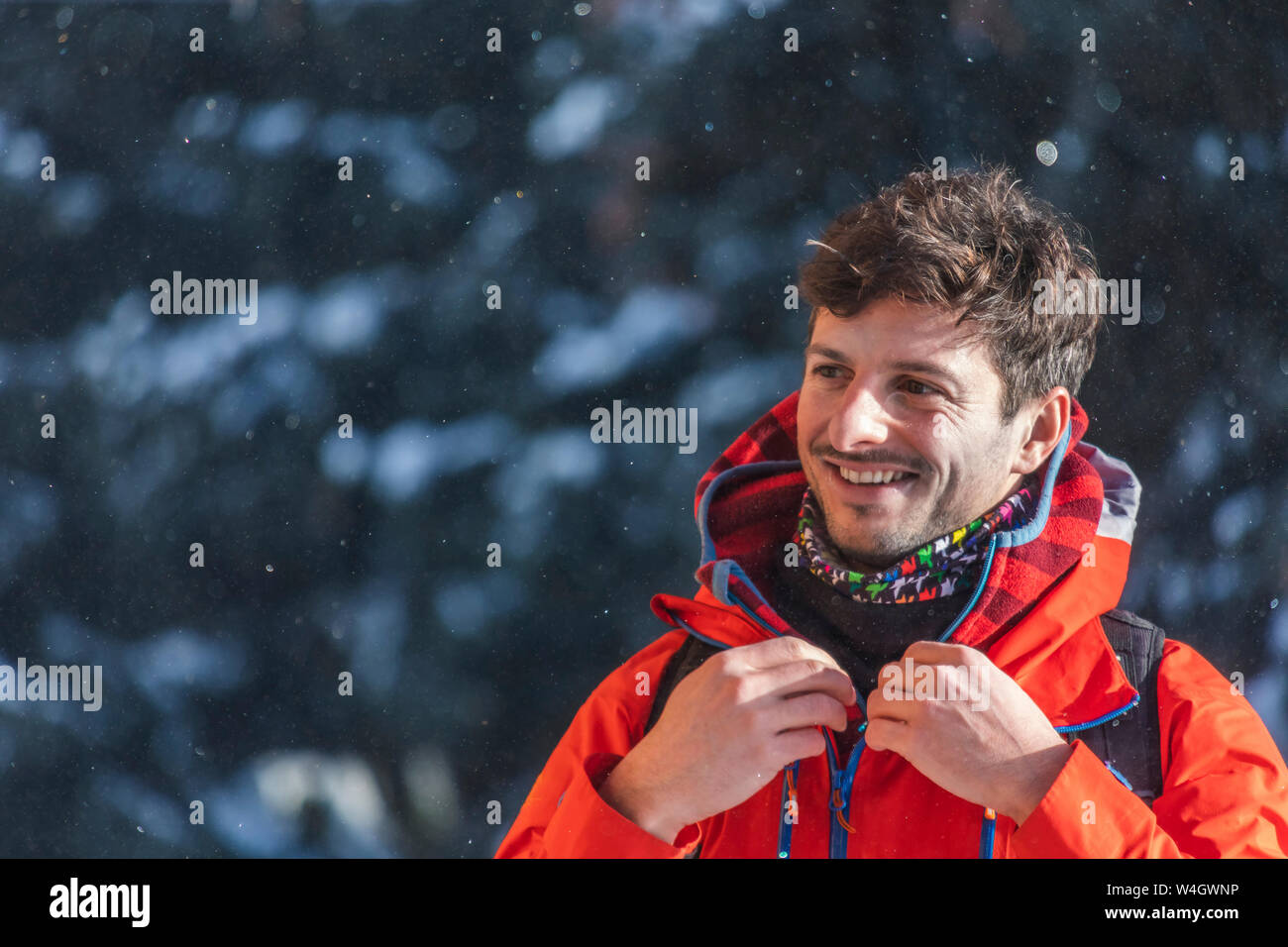 Portrait of smiling man en neige, Saalbach-hinterglemm, Autriche, Banque D'Images