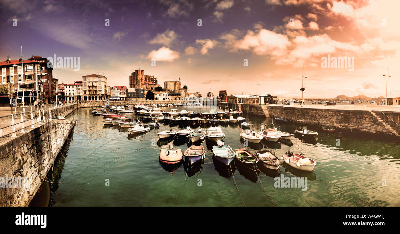 Côte paysage sur un quai de pêche. De tourisme villages avec vue mer en Espagne. Castro Urdiales.Cantabrie Banque D'Images