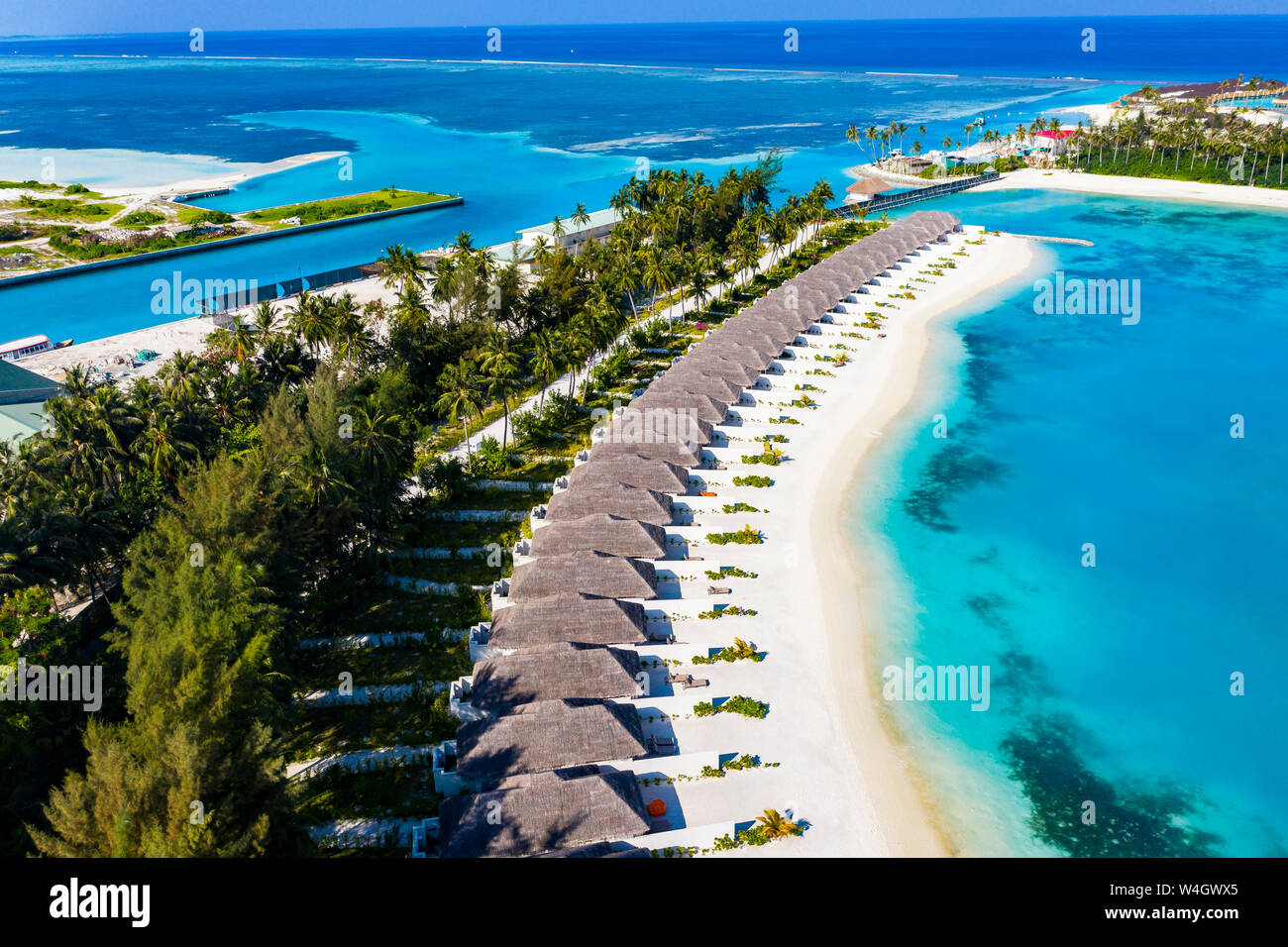 Vue aérienne de bungalows sur l'eau, Meeru Island, South Male Atoll, Maldives Banque D'Images