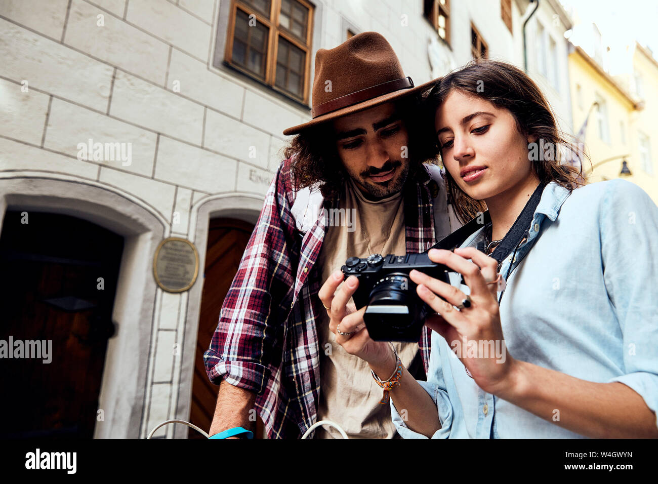Jeune couple prend une photo Banque D'Images