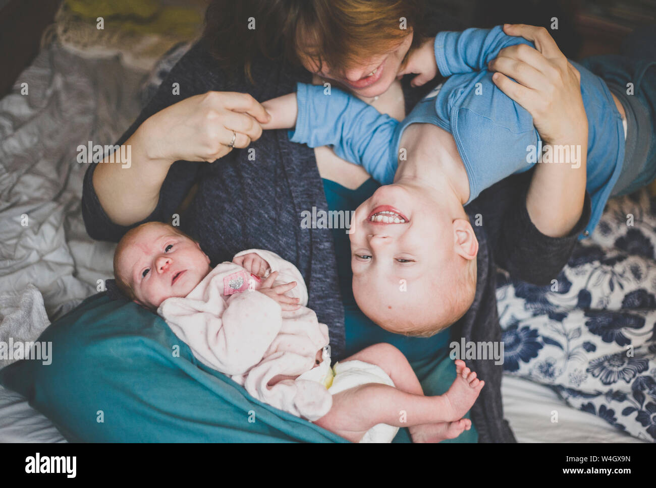 Mère jouant avec un petit garçon et une fille nouveau-né Banque D'Images