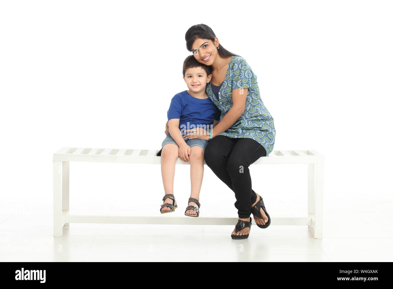 Femme assise sur un banc avec son fils Banque D'Images