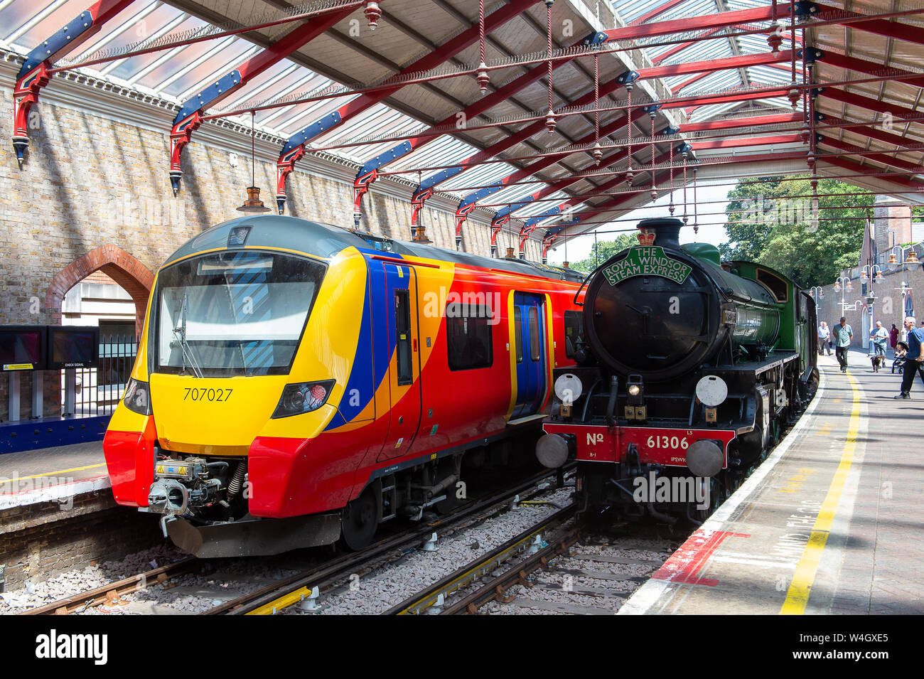 Windsor, Berkshire, Royaume-Uni. 23 juillet, 2019. Le Royal Windsor Express train arrive à Windsor et Eton Riverside Station et moderne situé le long d'une sud-ouest de train. Le Mayflower machine à vapeur prend des passagers de Waterloo à Windsor chaque mardi trois fois par jour jusqu'au début de septembre 2019. Credit : Maureen McLean/Alamy Live News Banque D'Images