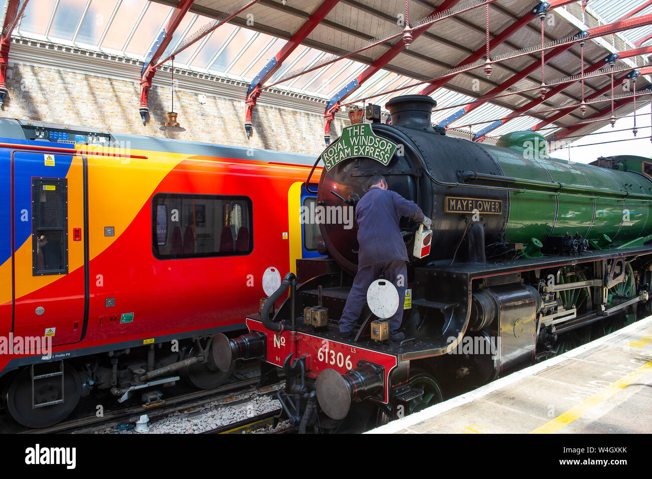 Windsor, Berkshire, Royaume-Uni. 23 juillet, 2019. Le Royal Windsor Express train arrive à Windsor et Eton Riverside Station et moderne situé le long d'une sud-ouest de train. Le Mayflower machine à vapeur prend des passagers de Waterloo à Windsor chaque mardi trois fois par jour jusqu'au début de septembre 2019. Credit : Maureen McLean/Alamy Live News Banque D'Images