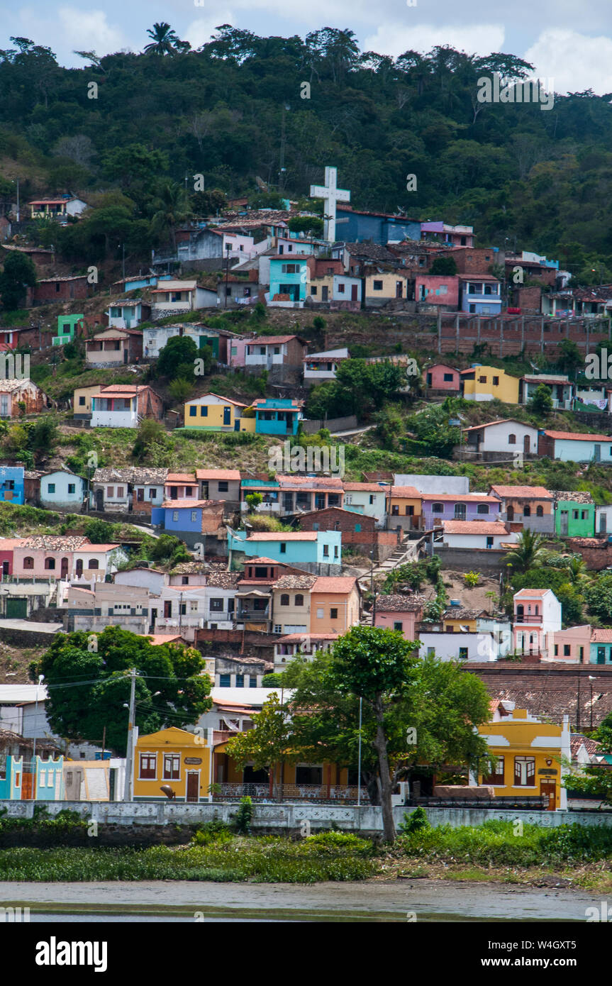 Donnent sur plus de maisons colorées à Cachoeira, Brésil Banque D'Images