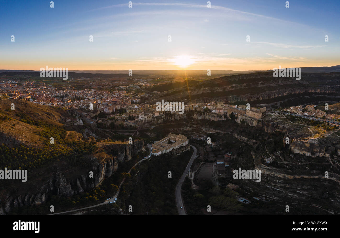 Cuenca au coucher du soleil, Castille-La Manche, Espagne Banque D'Images