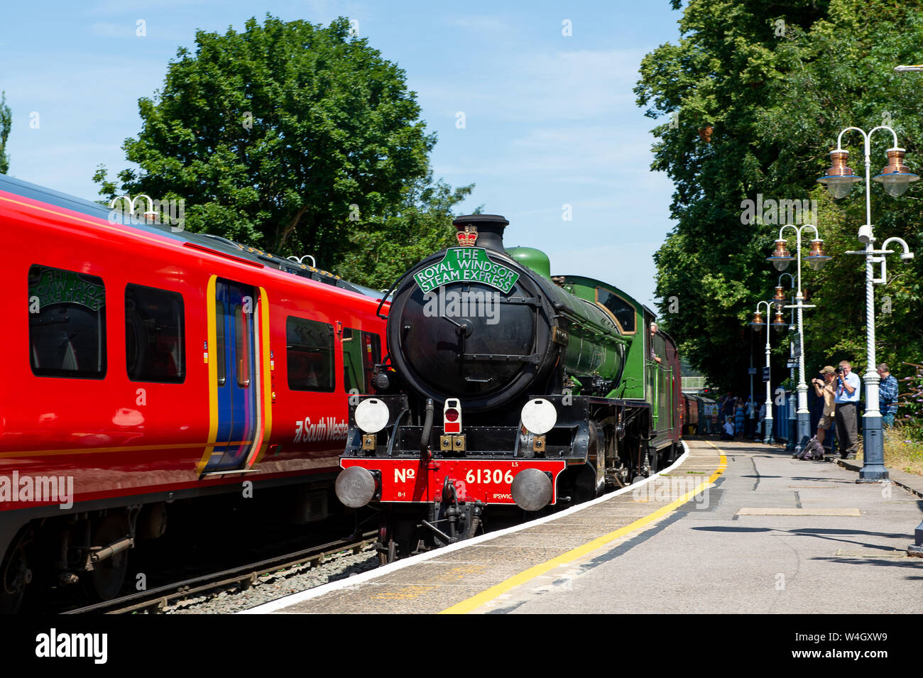 Windsor, Berkshire, Royaume-Uni. 23 juillet, 2019. Le Royal Windsor Express train part de Windsor et Eton Riverside Station sur son trajet de retour à Waterloo. Le Mayflower machine à vapeur prend des passagers de Waterloo à Windsor chaque mardi trois fois par jour jusqu'au début de septembre 2019. Credit : Maureen McLean/Alamy Live News Banque D'Images