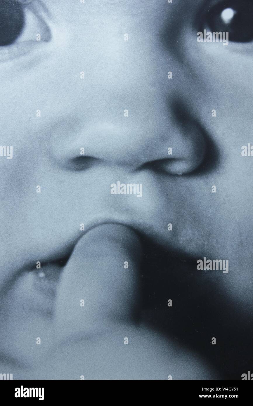 Noir Et Blanc Fine Art Photography A Partir Des Annees 1970 D Une Paire De Yeux De Bebe Photo Stock Alamy