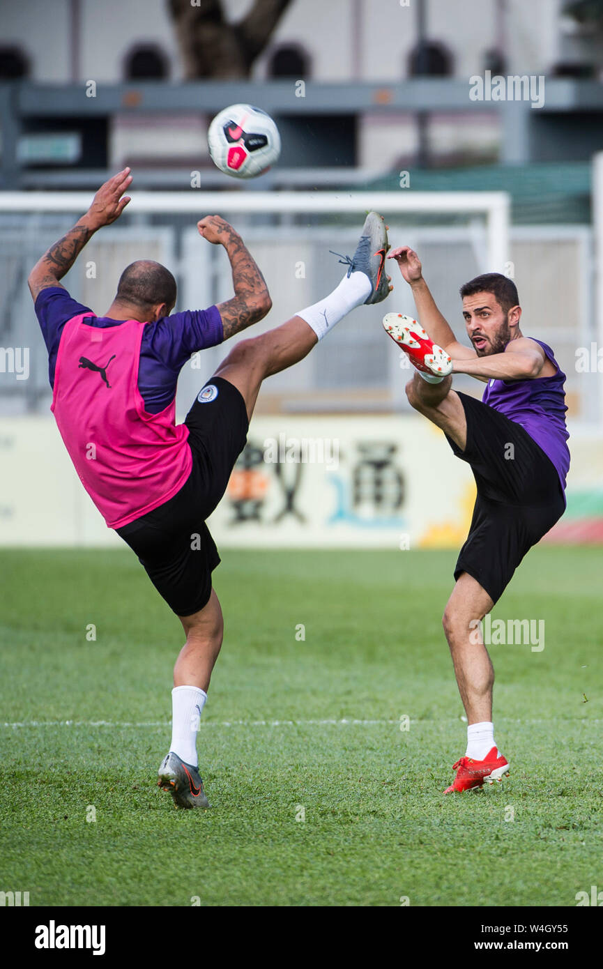 Hong Kong, Hong Kong SAR, Chine. 23 juillet, 2019. Premier League anglaise, l'équipe de Manchester City Football club aller à l'épreuve dans la formation dans le chaud climat de Hong Kong. Rencontrez l'équipe locale Kitchee FC pour un match pré-saison demain. Kyle Walker (L) et Bernardo Silva (R) tente un high kick Crédit : HKPhotoNews/ Alamy Live News Banque D'Images