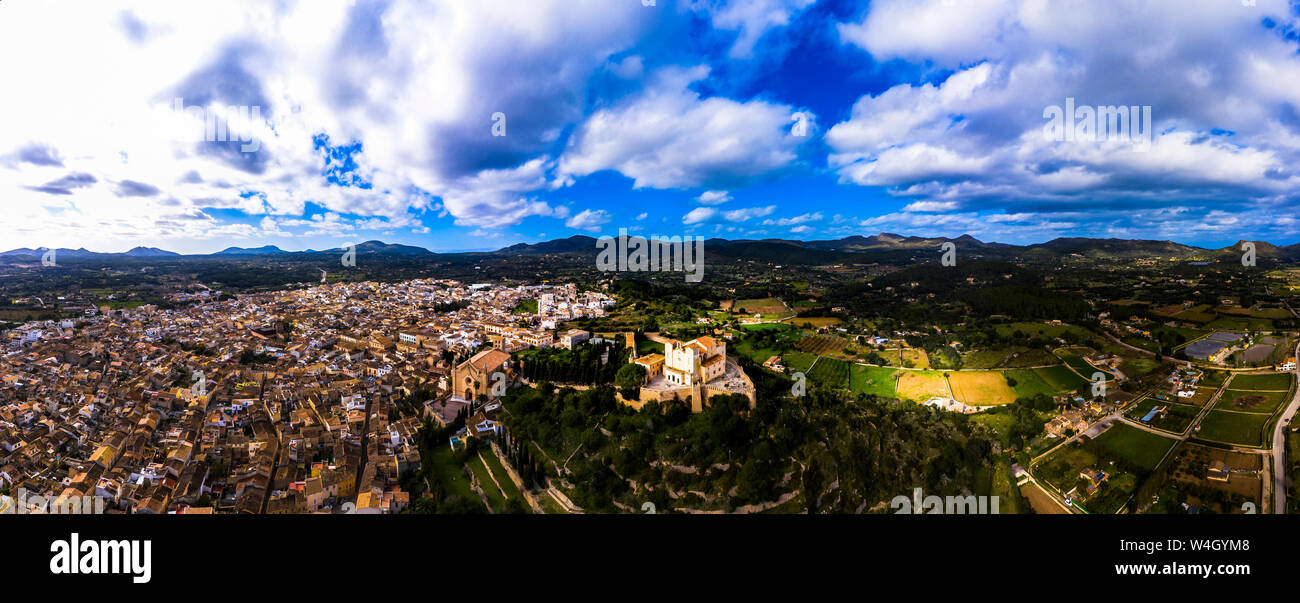 Vue aérienne de l'église pigrimage Santuari de Sant Salvador, Arta, Majorque, Espagne Banque D'Images