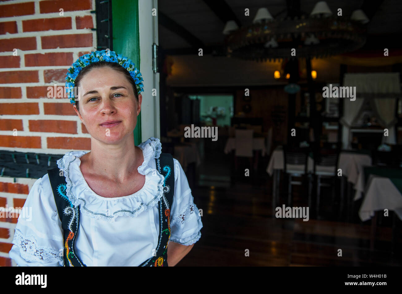 Femme habillés traditionnels dans la ville allemande près de Pomerode Blumenau, Brésil Banque D'Images