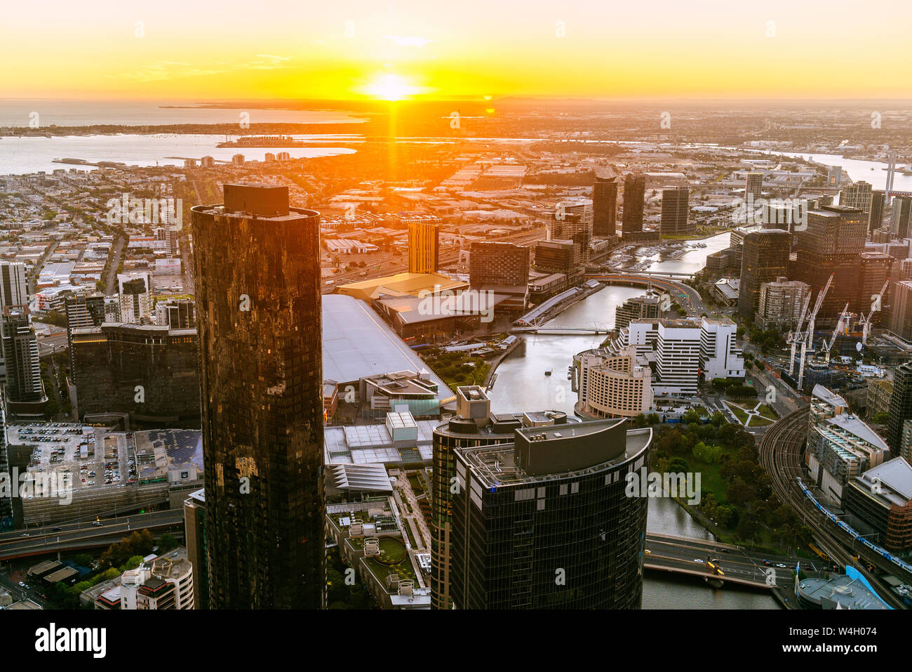Paysage urbain de Melbourne avec la rivière Yarra au coucher du soleil, Victoria, Australie Banque D'Images