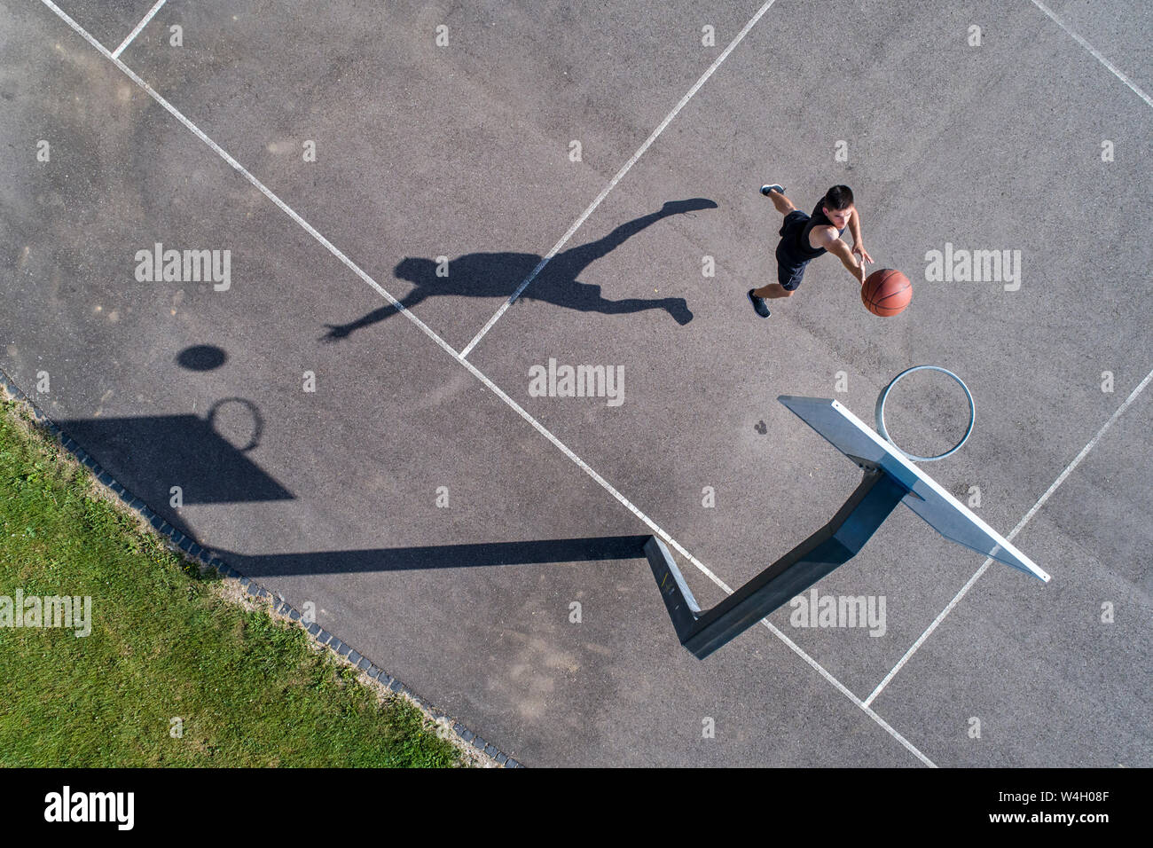 Vue aérienne de jeune homme jouant au basket-ball Banque D'Images