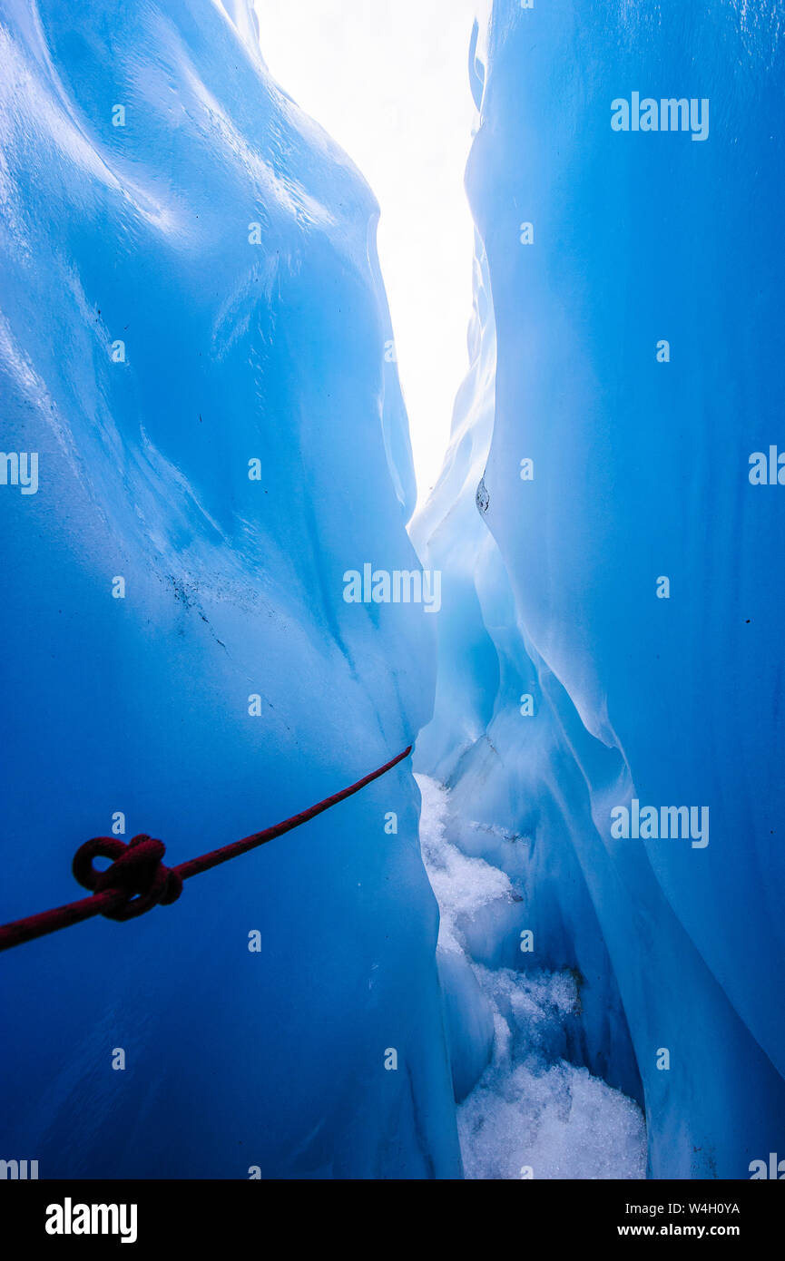 Corde dans une grotte de glace dans le Glacier Fox, île du Sud, Nouvelle-Zélande Banque D'Images