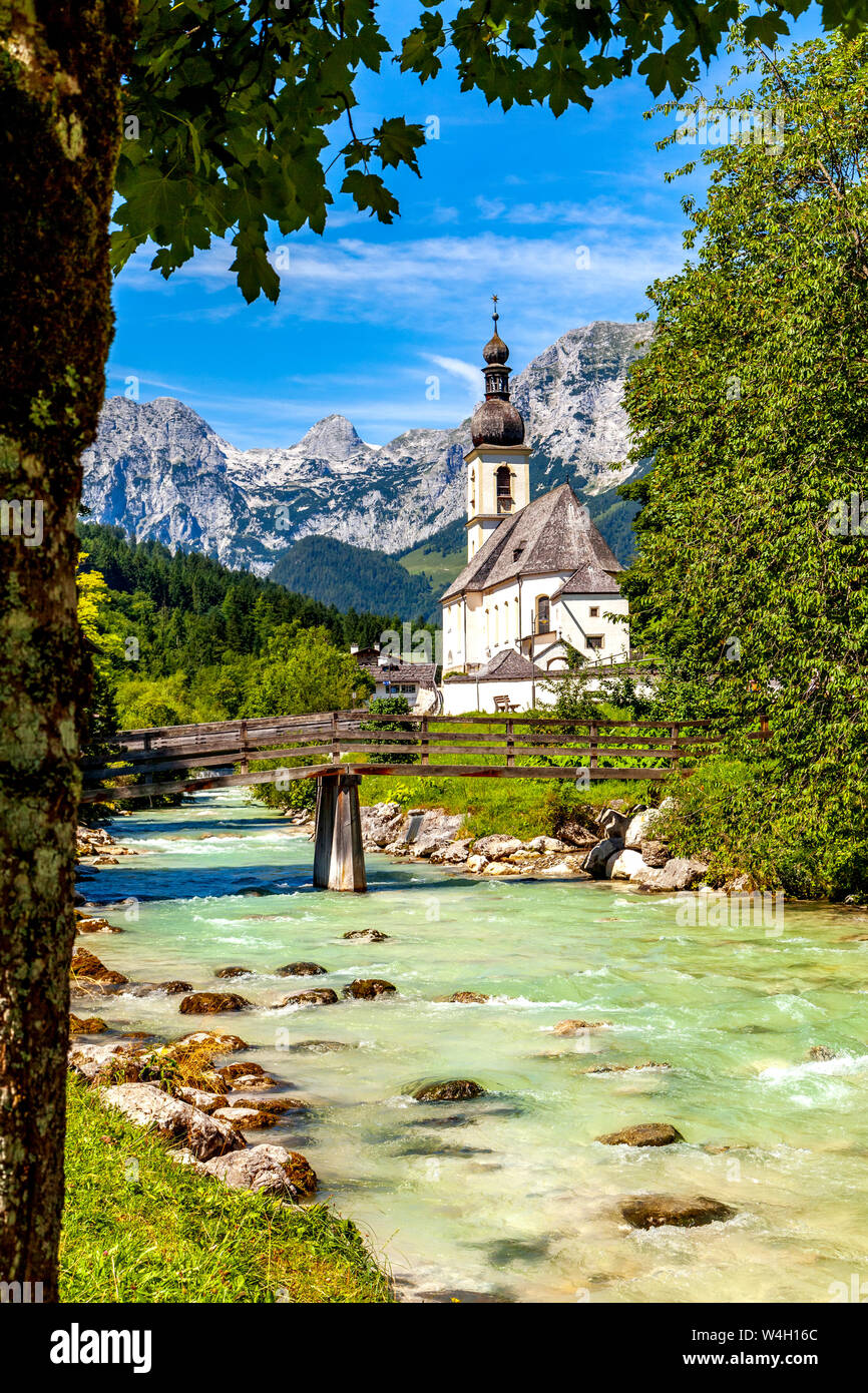 L'église paroissiale de St Sébastien avec en toile de fond la montagne Reiteralpe, Ramsau, Allemagne Banque D'Images