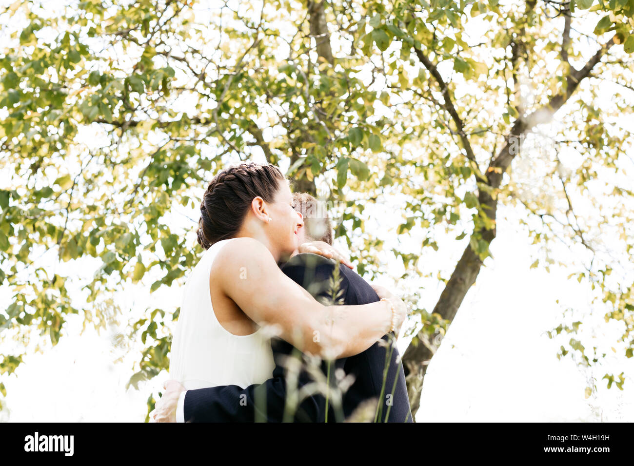 Mariée enceinte et son mari dans un pré Banque D'Images