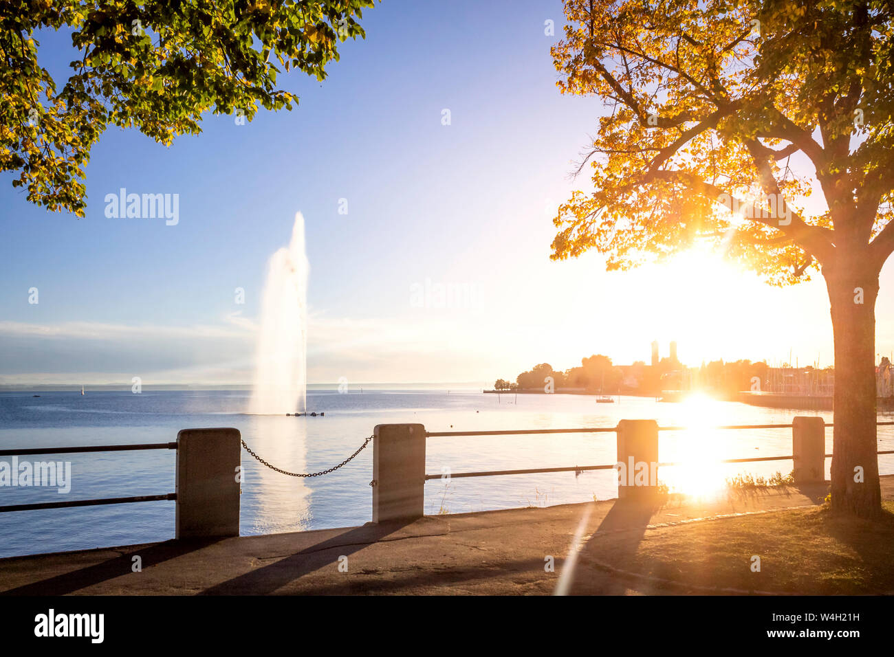 Fontaine de l'abbaye et le lac de Constance, Friedrichshafen, Allemagne Banque D'Images