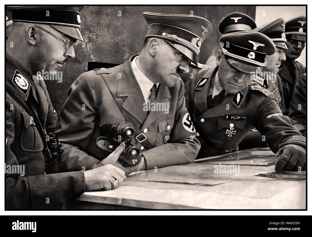 Vintage WW2 Guerre exercices plan d'Adolf Hitler 1940 B&W image de L-R des hauts dirigeants du parti nazi : Heinrich Himmler Reichsführer-SS (et Chef der Polizei poule débuts), Adolf Hitler (Führer et Reichschancellor), SS-Standartenführer Felix Steiner (Kommandeur SS-Standarte « deutschland) à un plan de bataille à la carte au cours des exercices de l'armée Waffen SS Seconde Guerre mondiale la Seconde Guerre mondiale, 1939 Banque D'Images