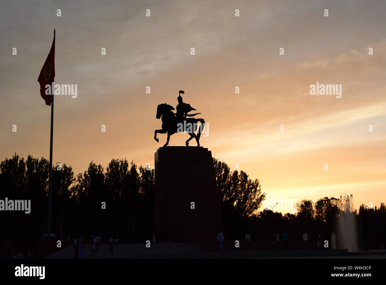 Statue de Manas silhouette au coucher du soleil. La place Ala-Too. Bichkek. Kirghizistan Banque D'Images