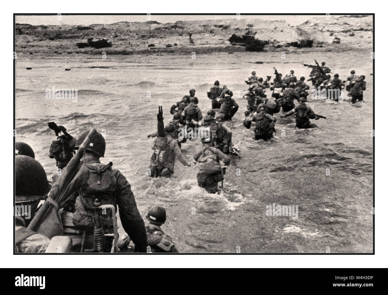 Jour J 1944 WW2 UTAH BEACH, FRANCE : les troupes AMÉRICAINES débarquent des embarcations de débarquement pendant le jour J 06 juin 1944 après que les forces alliées ont pris d'assaut les plages de Normandie. Le jour J, le 06 juin 1944, est toujours l'une des batailles les plus importantes au monde, car le débarquement allié en Normandie a conduit à la libération de la France qui a marqué le tournant dans le théâtre occidental de la Seconde Guerre mondiale Banque D'Images