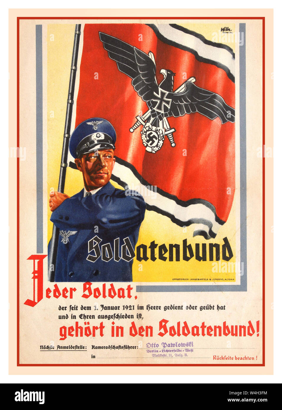 Vintage 1930 affiche de propagande de l'Allemagne nazie "Chaque soldat appartient à l'union des soldats de la propagande nazie' affiche - Soldatenbund affiche présentant l'illustration d'un soldat nazi qui agitait un drapeau rouge avec une croix gammée et Reichsadler symbole sur elle. Tampon d'encre avec le nom d'Otto Pawlowski et adresse à Berlin.L'Allemagne, années 1930, designer : Witte, Banque D'Images